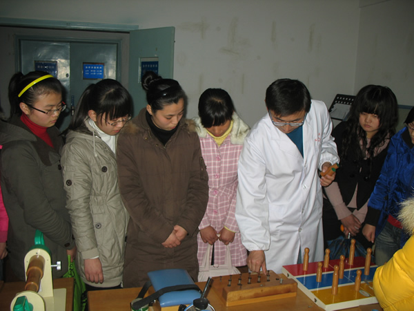 学生参观教学现场
